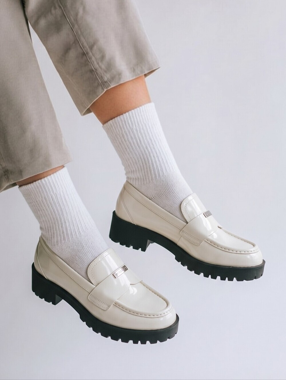 Calvin Klein KC Marli White Faux Leather Chunky Heel Ladies Loafers Size 9.5 M